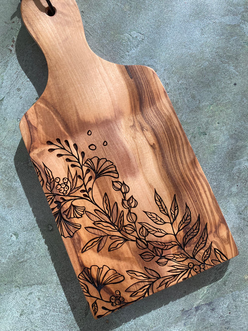 Engraved Olive Wood Paddle Board – Ginkgo Filigree Design, Charcuterie & Serving Board