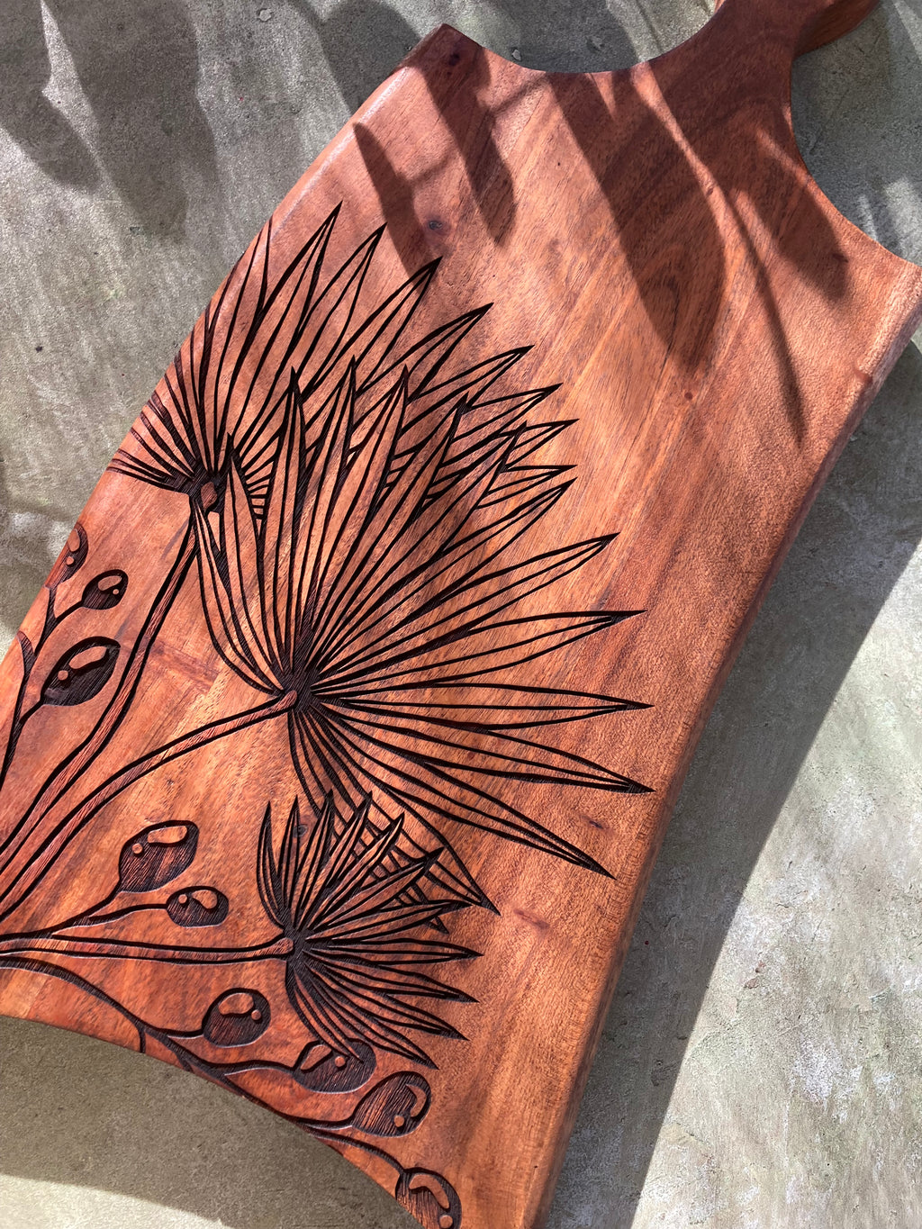 Angular Acacia Wood Board - Saw Palmetto Leaves